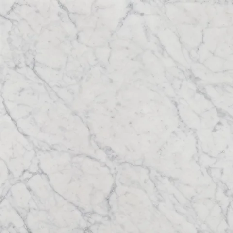 Muestra de porcelanato efecto mármol Carrara, blanco con veta gris suave
