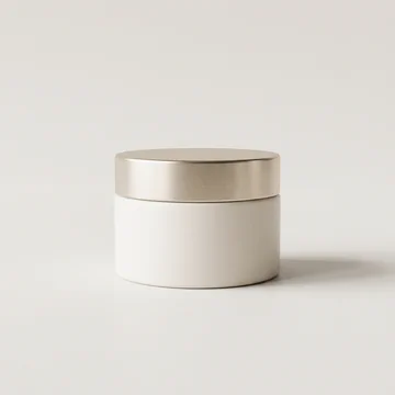Tarro de crema color marfil con tapa dorada cepillada
